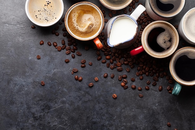 Muitas xícaras de café na mesa de pedra