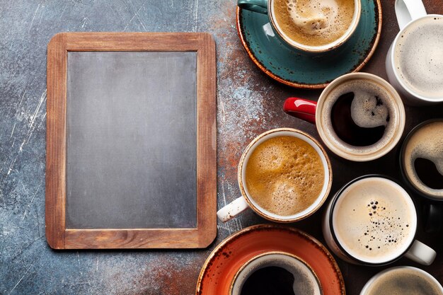 Muitas xícaras de café na mesa de pedra