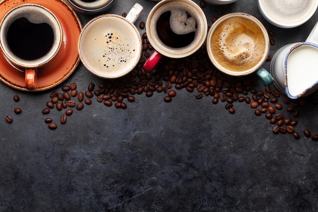 Muitas xícaras de café na mesa de pedra