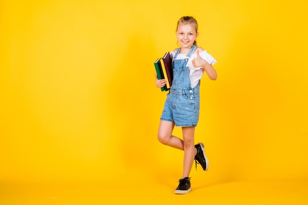 Muito adolescente com livros para a escola de educação