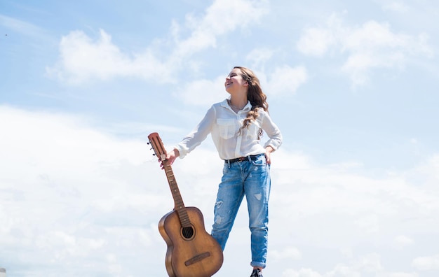 Muito adolescente com violão, música.