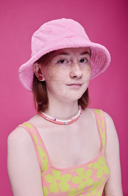 Muito adolescente no chapéu panamá rosa