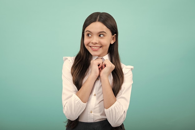 Muito adolescente no estúdio Retrato de menina criança