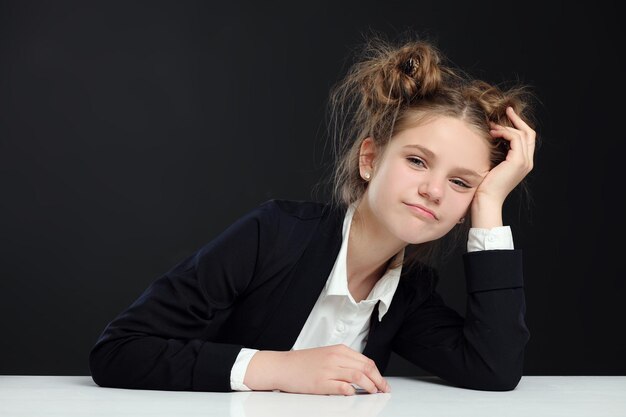 Muito boa colegial sentada à mesa