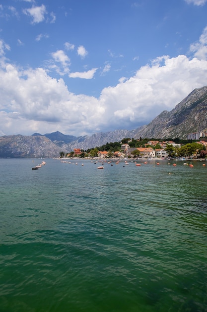 Muito bonito aterro da Baía de Kotor, Montenegro