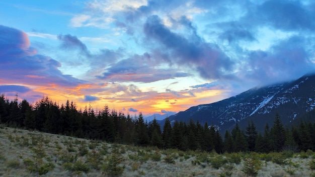 Muito colorido pôr do sol nas montanhas. natureza e paisagens incríveis