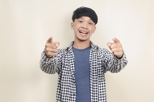 Foto muito feliz jovem jovem asiático vestindo camisa xadrez