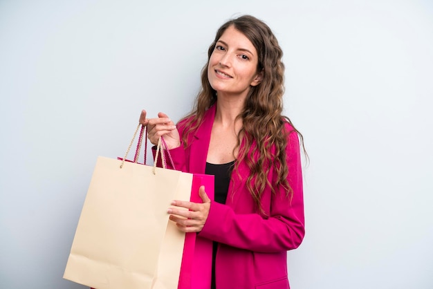 Muito jovem adulta com sacolas de compras