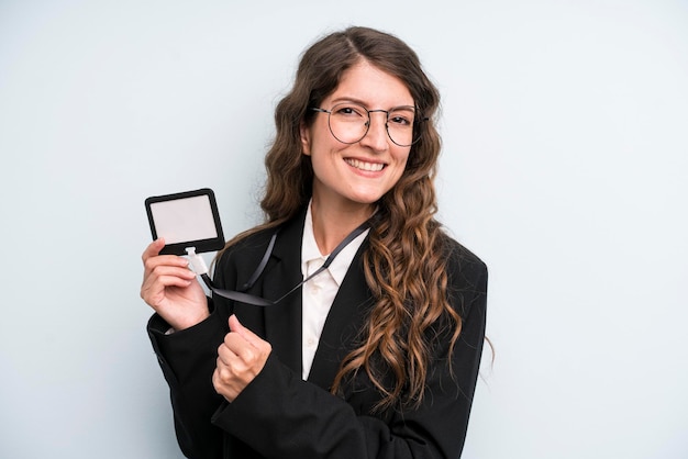 Muito jovem adulta mostrando um cartão de acesso