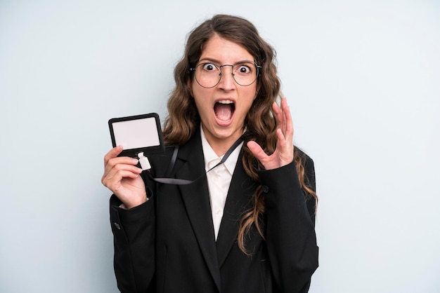 Muito jovem adulta mostrando um cartão de acesso