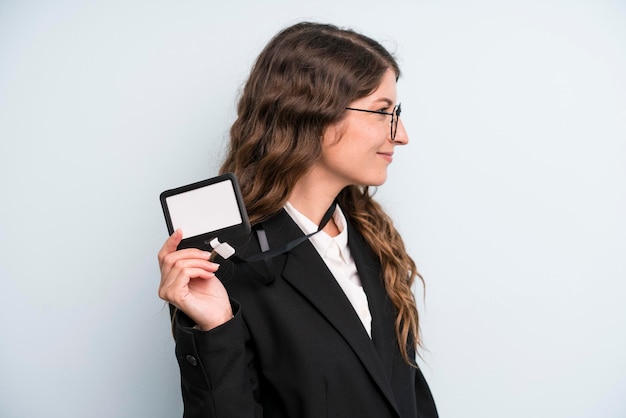 Muito jovem adulta mostrando um cartão de acesso