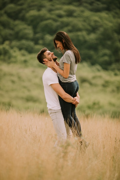 Muito jovem casal apaixonado lá fora na natureza da primavera