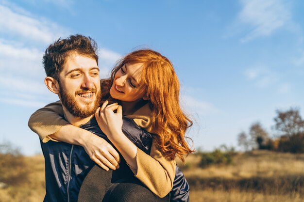 Muito jovem casal romântico passar tempo juntos ao ar livre.