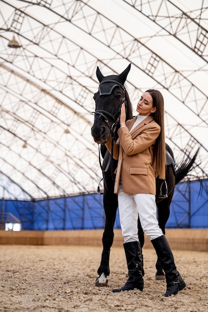 Muito jovem com cavalo na zona rural Estilo de vida de belo rancho ao ar livre