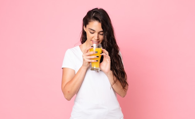 Muito jovem. conceito de suco de laranja