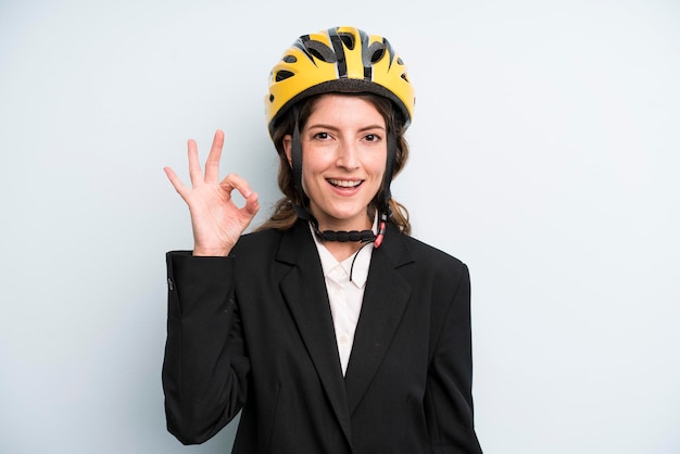 Muito jovem empresária adulta com um capacete de bicicleta