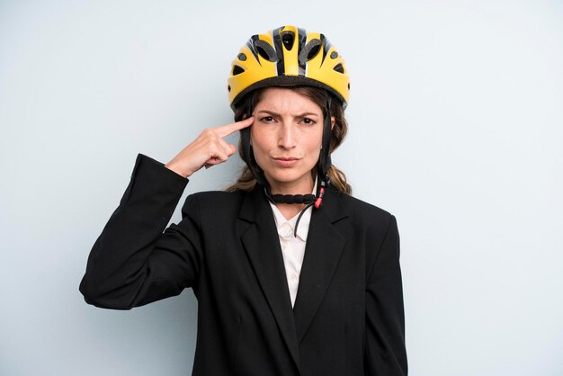 Muito jovem empresária adulta com um capacete de bicicleta
