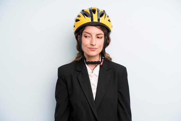 Muito jovem empresária adulta com um capacete de bicicleta