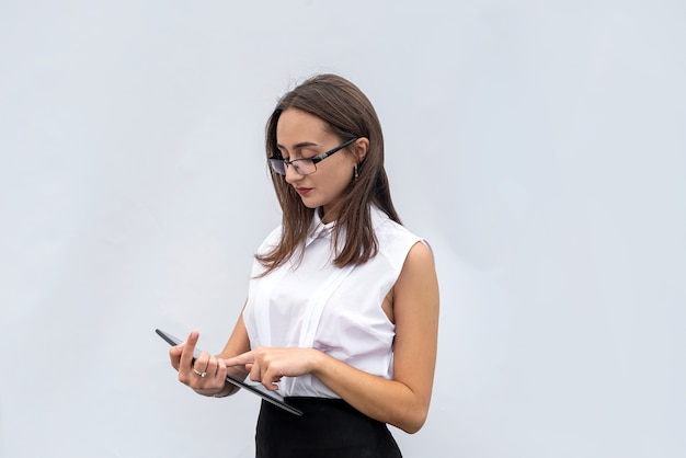 Muito jovem empresária com computador tablet digital isolado no fundo branco