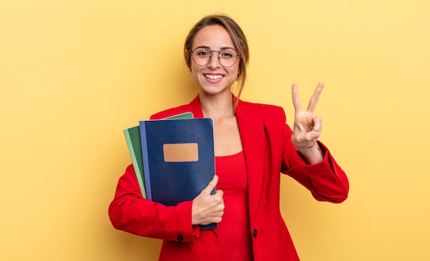 muito jovem empresária com livros