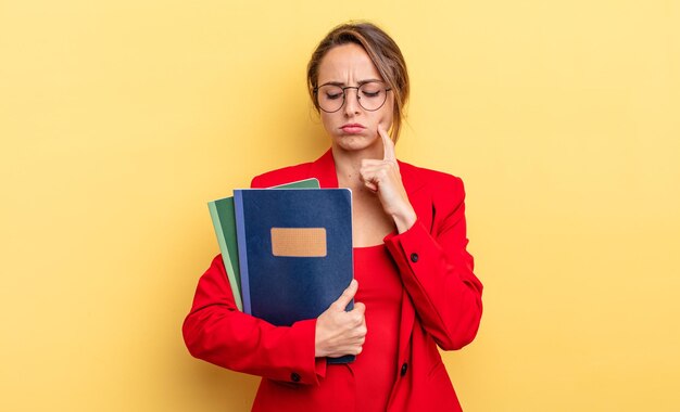 Muito jovem empresária com livros