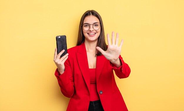 muito jovem empresária segurando um telefone