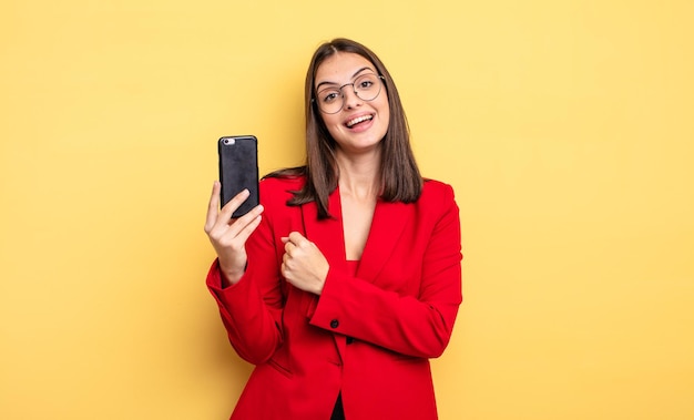 muito jovem empresária segurando um telefone