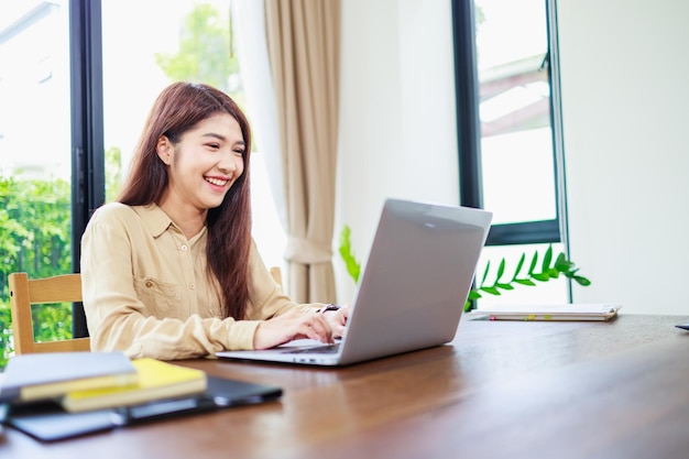 Muito jovem empresária trabalhando com laptop no escritório em casa Negócios e tecnologia freelance