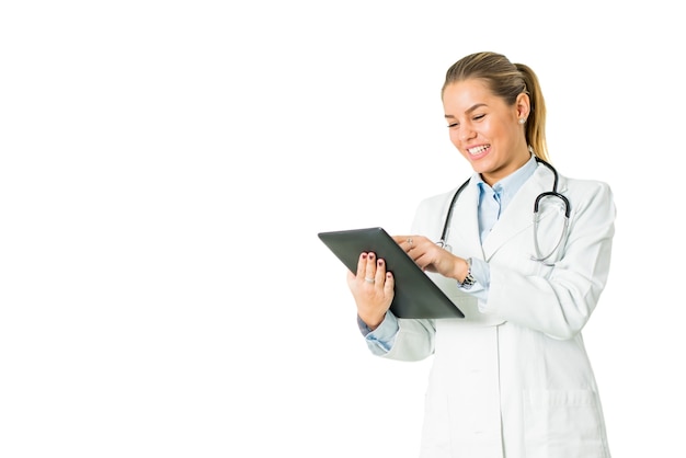 Muito jovem médico feminino com tablet digital isolado no fundo branco