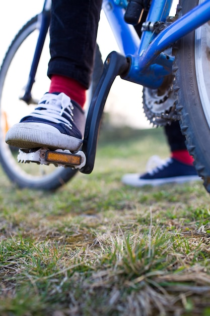 Muito jovem motociclista ao ar livre em seu foco seletivo DOF raso de mountain bike