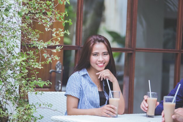 Muito jovem mulher asiática no café