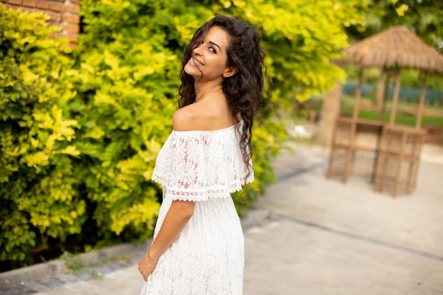 Muito jovem mulher de cabelo encaracolado no parque