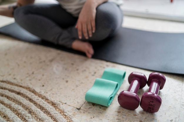 muito jovem praticando exercícios e ioga em sua sala de estar com um gato preto