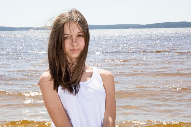 Muito jovem refrescante no oceano