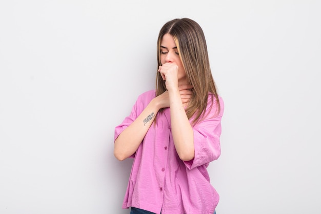 Muito jovem se sentindo doente com dor de garganta e sintomas de gripe, tossindo com a boca coberta