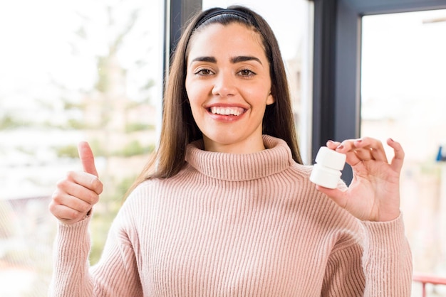 Muito jovem, segurando o design de interiores da casa de remédios de pílulas