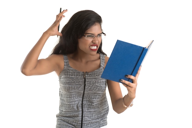 Muito jovem segurando um livro e posando