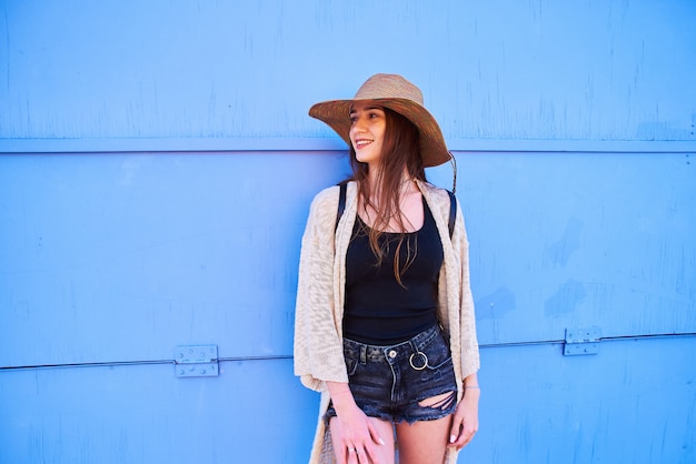 Foto muito jovem sorridente mulher turista andando e curtindo o dia ensolarado de verão