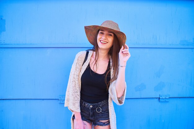 Muito jovem sorridente mulher turista andando e curtindo o dia ensolarado de verão