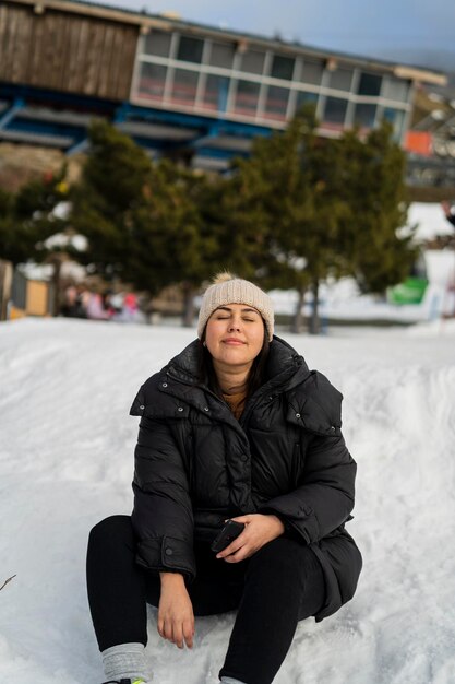 muito jovem tirando fotos na neve enquanto desfruta