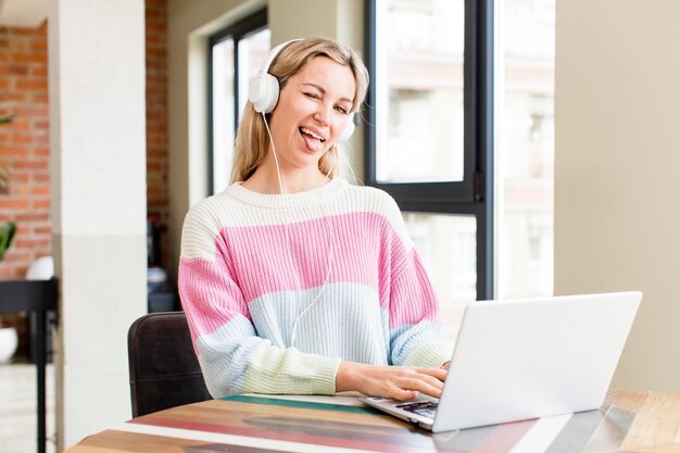 Muito jovem trabalhando em casa com um design de interiores de casa de laptop