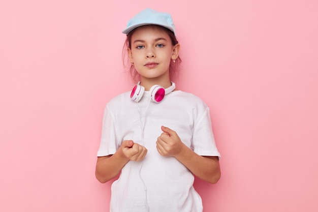 Muito jovem usando fones de ouvido posando emoções Estilo de vida inalterado