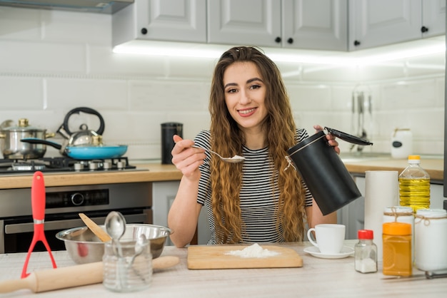 Muito linda senhora cozinhou o jantar na mesa da cozinha. comida saudável