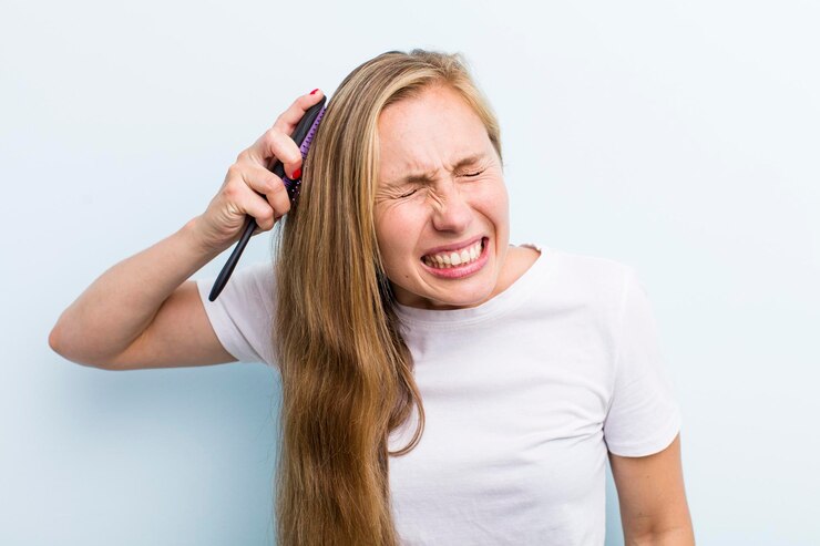 Foto muito loira jovem adulta com um pente de cabelo