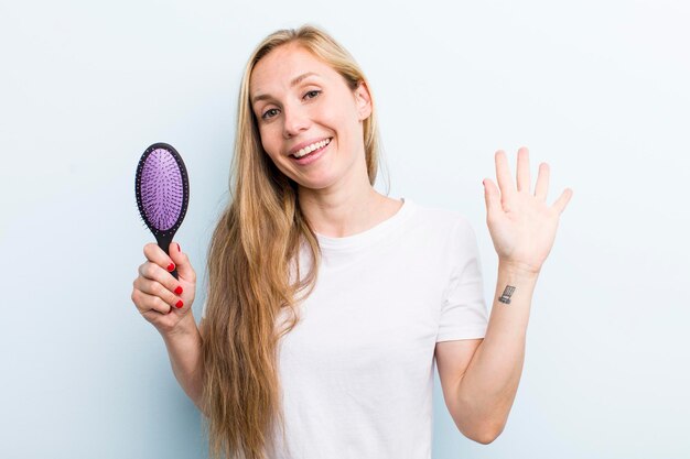 Muito loira jovem adulta com um pente de cabelo