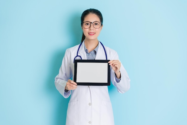 muito médica feminina segurando um tablet nas mãos e sorrindo para mostrar sua especialidade amigável.