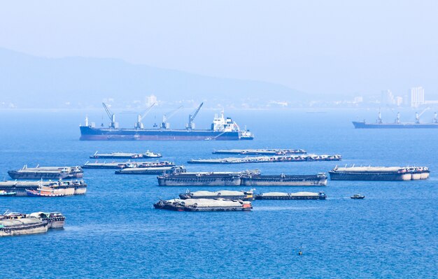 Muito navio e barco na ilha de Sichang