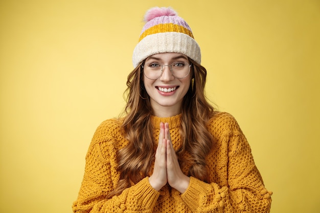 Muito obrigado. Retrato encantador concurso bonito jovem europeu felizmente olhando para a câmera curvando-se educado mostrar gesto de apreciação namaste pressione as palmas das mãos juntas sorrindo fundo amarelo