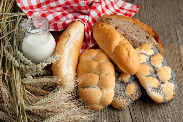 Muito pão com leite e espigas