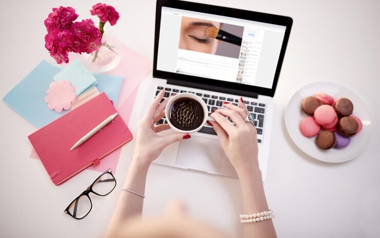 Foto muito rosa e profissional foto de alto ângulo de uma jovem empresária não identificável usando seu laptop durante uma pausa para o café